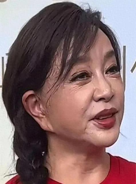 说实话，刷到刘晓庆新剧片段的时候，我反复看了三遍才敢确认自己没眼花。

七十五岁