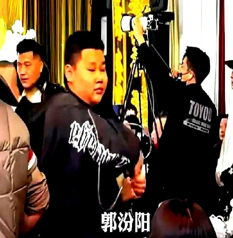 德云社99%的股份都在后妈王惠手里，郭麒麟一分没有。
 
外面都传王惠手段高，架