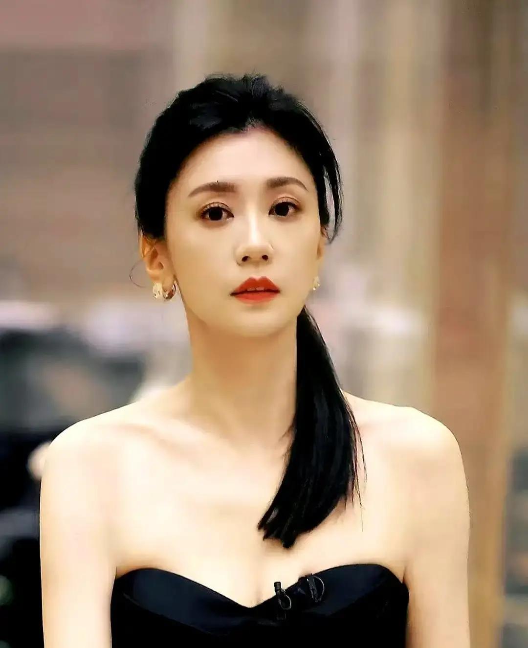 一说起贾静雯，很多人先想到的是她的演技和现在这段幸福婚姻，但她早年的婚姻经历，其