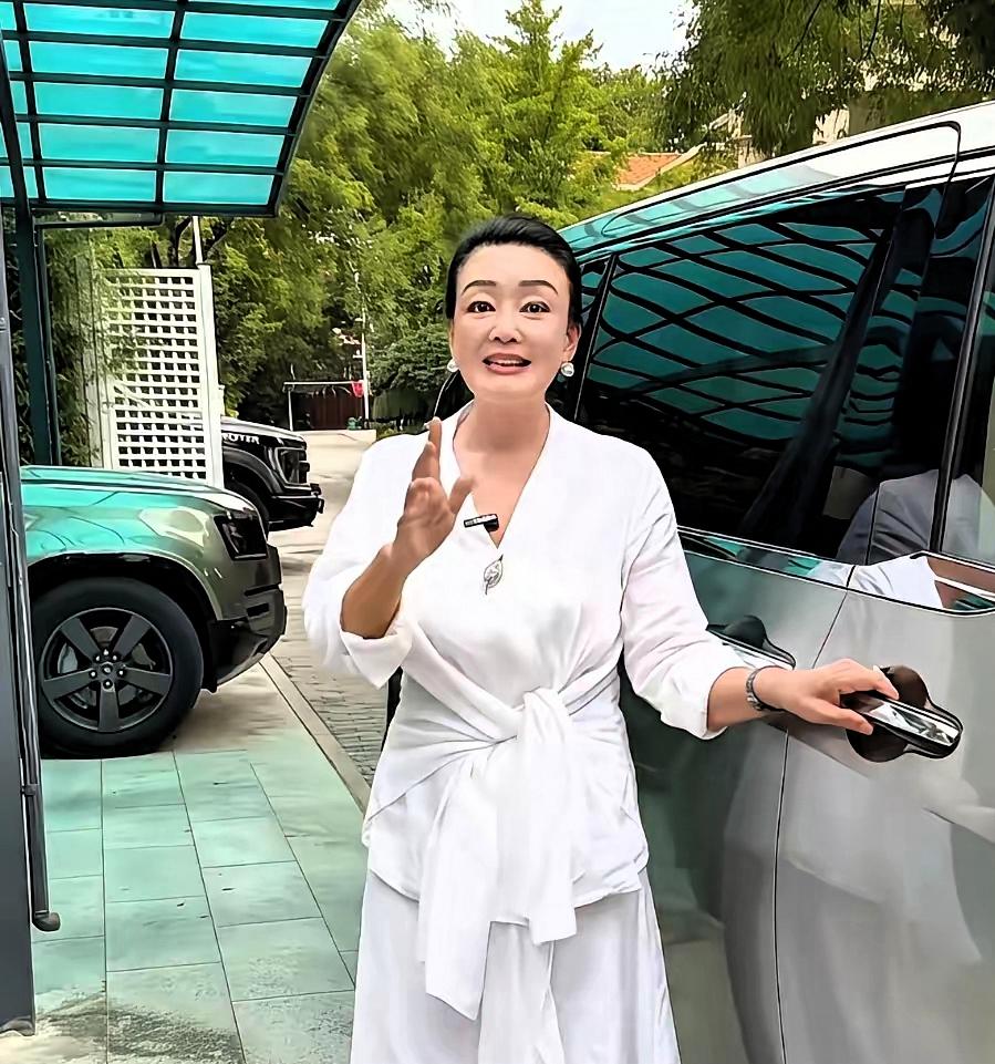 镜头里身形骤然清瘦，不少网友纷纷揣测张兰身体亮起红灯。知情人洋洋出面道出实情，打