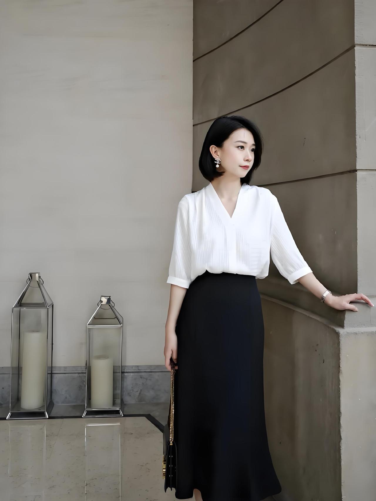 怎样穿搭知性又显身材?

真正高级的穿搭，从不是刻意暴露，而是在优雅与曲线之间找