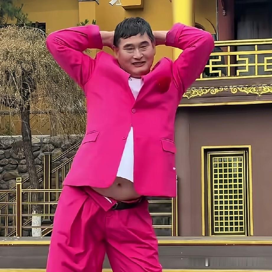朱之文这是怎么了？完全变质了，他穿着一身粉红的衣裳，被两个人架着跳着怪异的舞蹈，