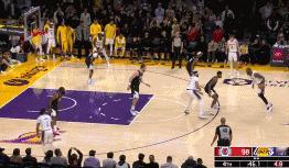 詹姆斯关键上篮帮助湖人领先5分，哈登的回应同样够硬！
北京时间1月8日，湖人与快