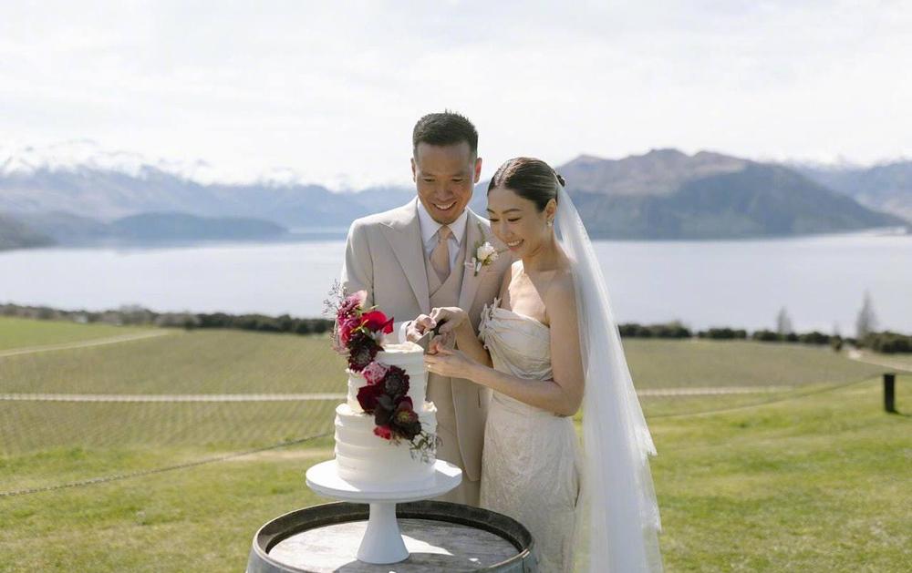 TVB艺人胡定欣两个人的婚礼

不仅你们没想到

小编也没想到

2025年10