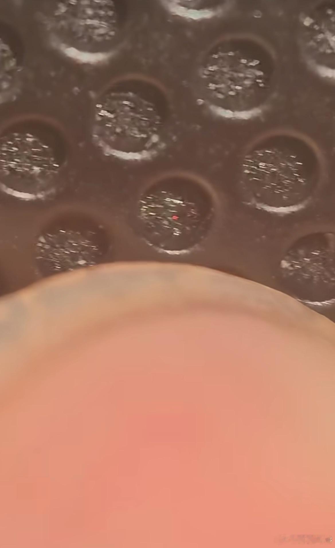 现在的针孔摄像头这么小，太可怕了吧，这谁能发现啊，已经放大到这么大了，才能勉强看