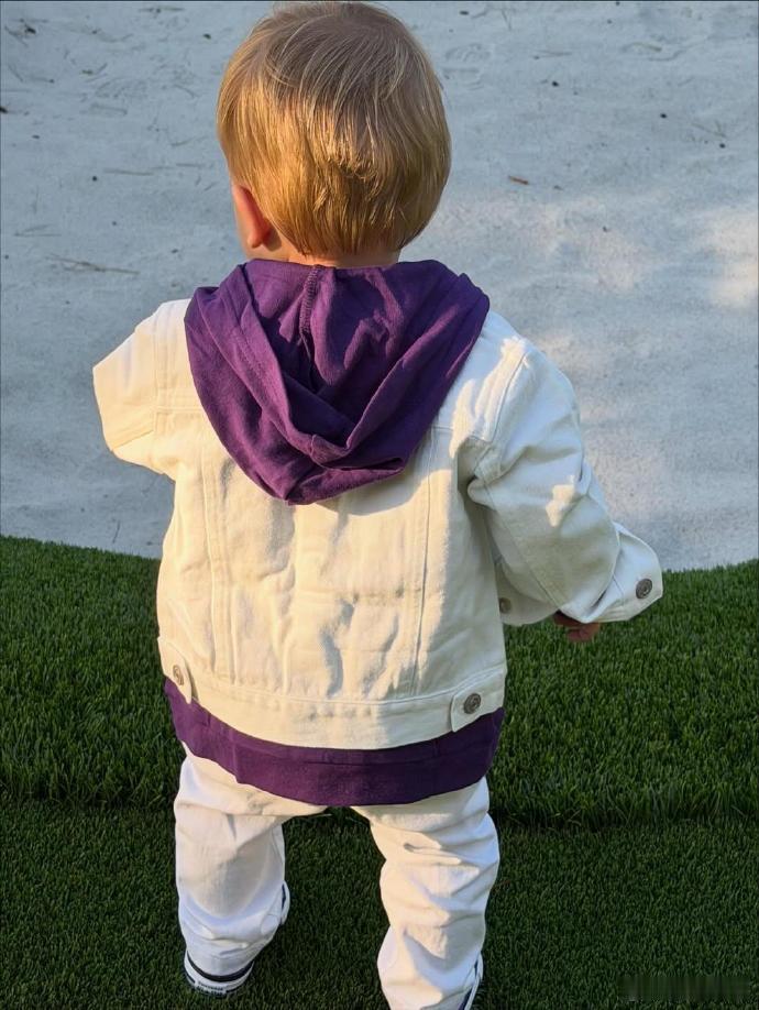 比伯儿子万圣节cos比伯儿子cos年轻比伯经典造型，看背影都好萌！比伯儿子cos