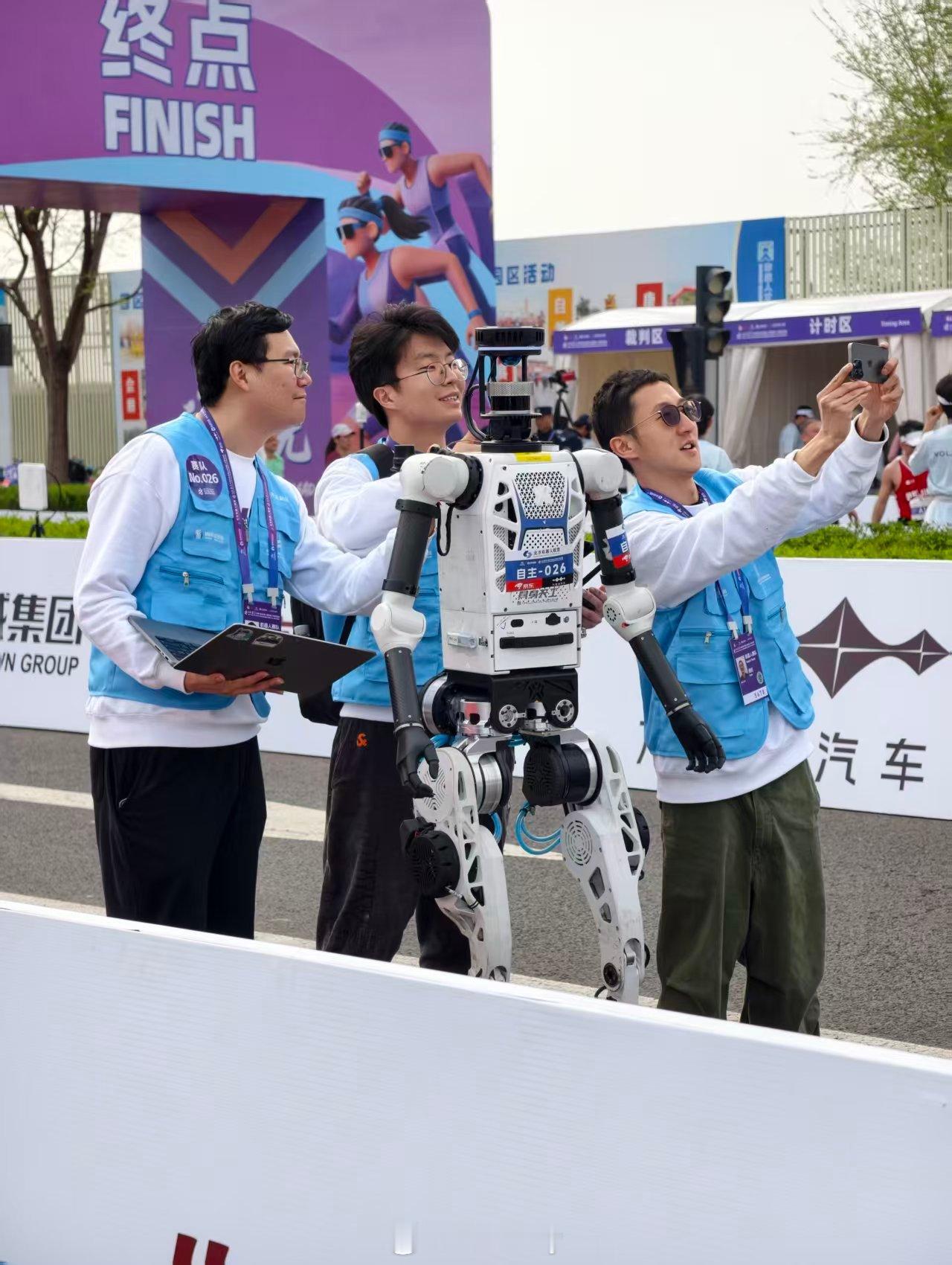 人形机器人半程马拉松我刚好就在现场，方程豹凭硬核实力护航，机器人奔跑，方程豹守护
