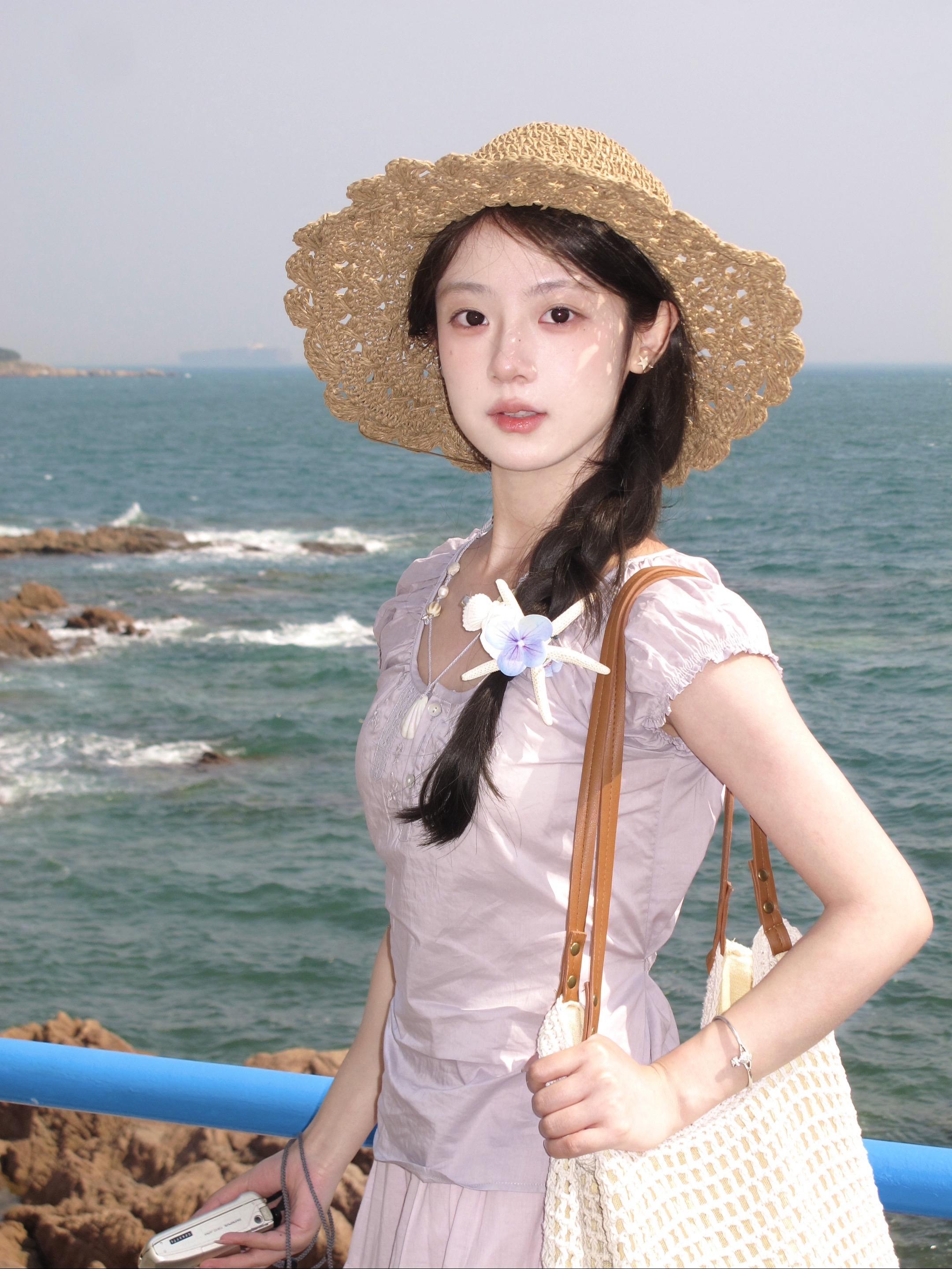 场景 两个人一起散着步。氛围感