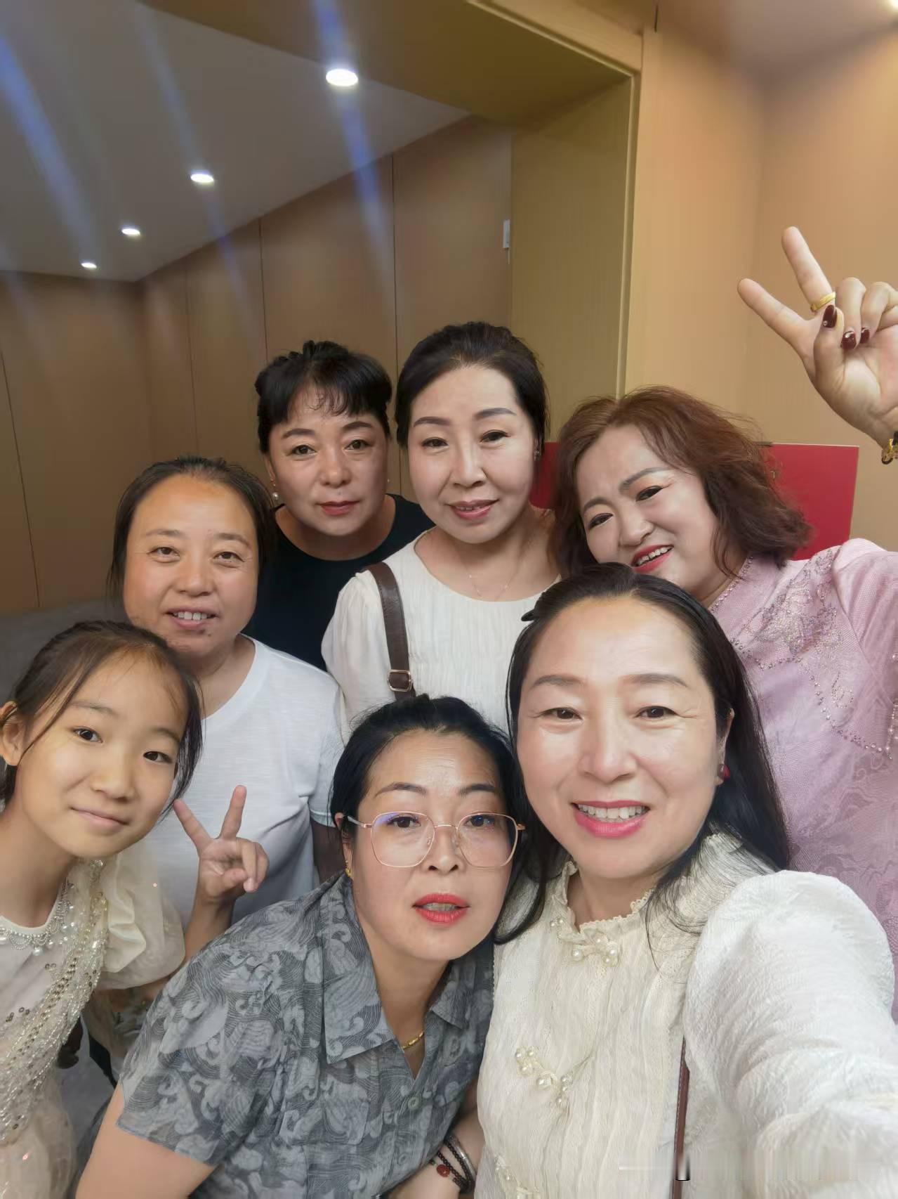 闺蜜团聚会简直是快乐源泉！上次聚会我们选了一家超有氛围感的餐厅。大家一见面就叽叽