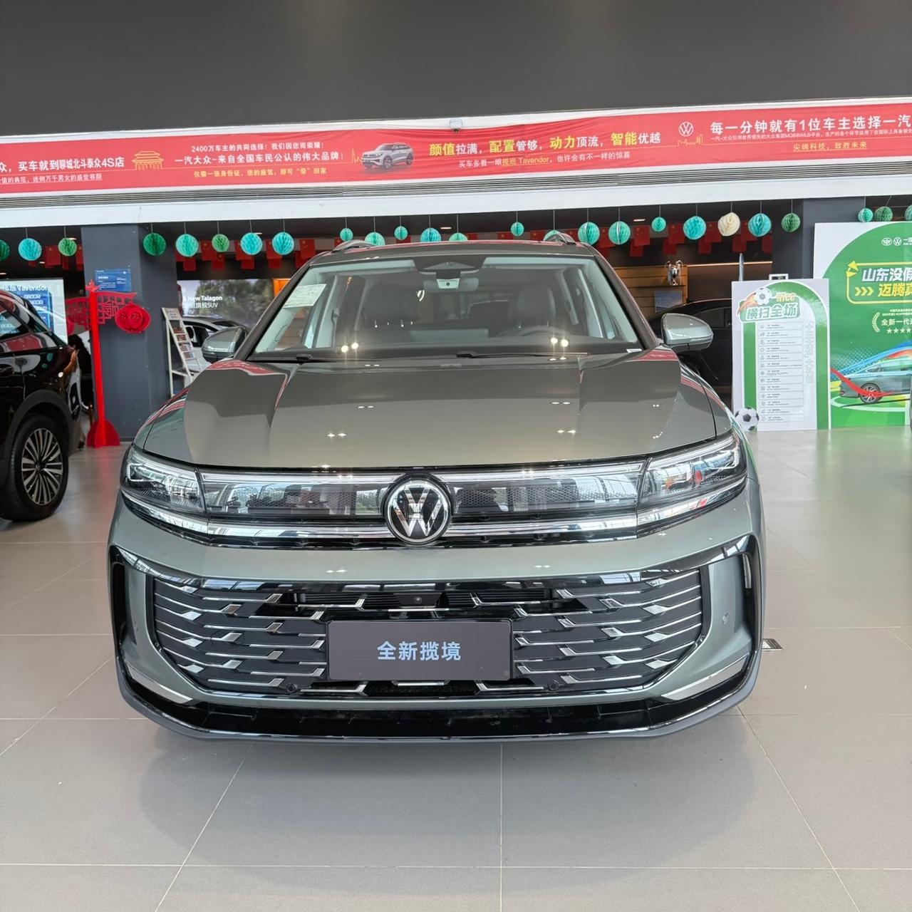 揽境是很大一台家用SUV，车内座位多，全家出游很合适，视野开阔。车身太长，停车是