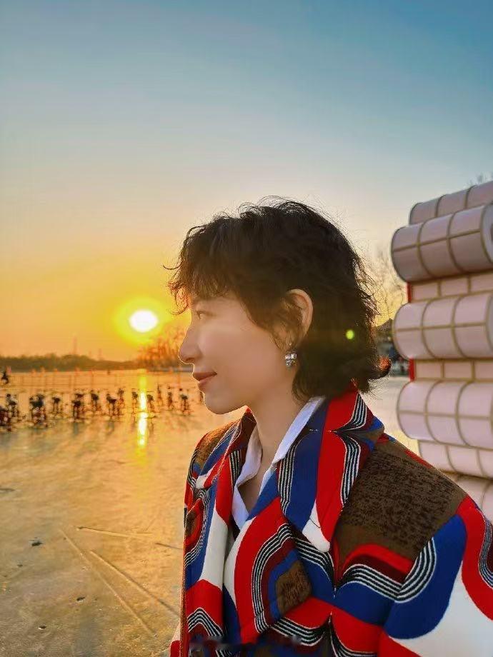 李斯丹妮自然光下的颜值状态 李斯丹妮颜值状态极佳，自然光下更显魅力，穿什么都好看