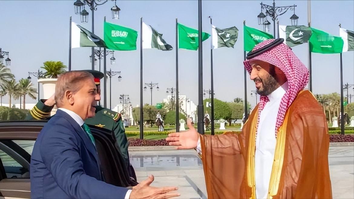 中东乱局持续发酵之际，一个意想不到的身影强势突围，巴基斯坦近期接连打出关键动作，