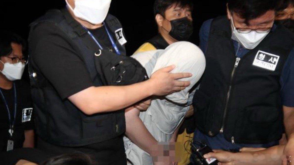 杀害25岁中国女留学生的嫌疑人郑昌圣被捕，押送途中面对记者追问始终低头沉默。此人