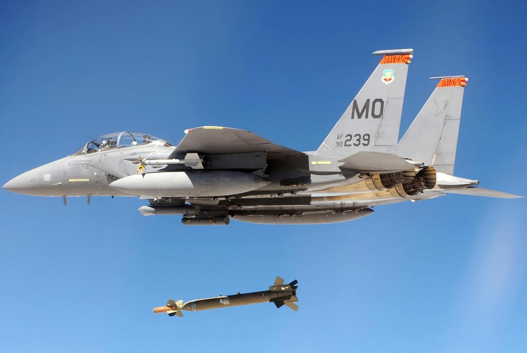 每天认识一件兵器 美国GBU-39小直径炸弹长度：180厘米翼展：19厘米命中精