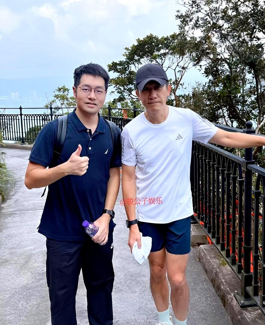 近日，63岁的影帝梁朝伟被目击在香港太平山顶跑步锻炼。

他把锻炼当每天必做的家