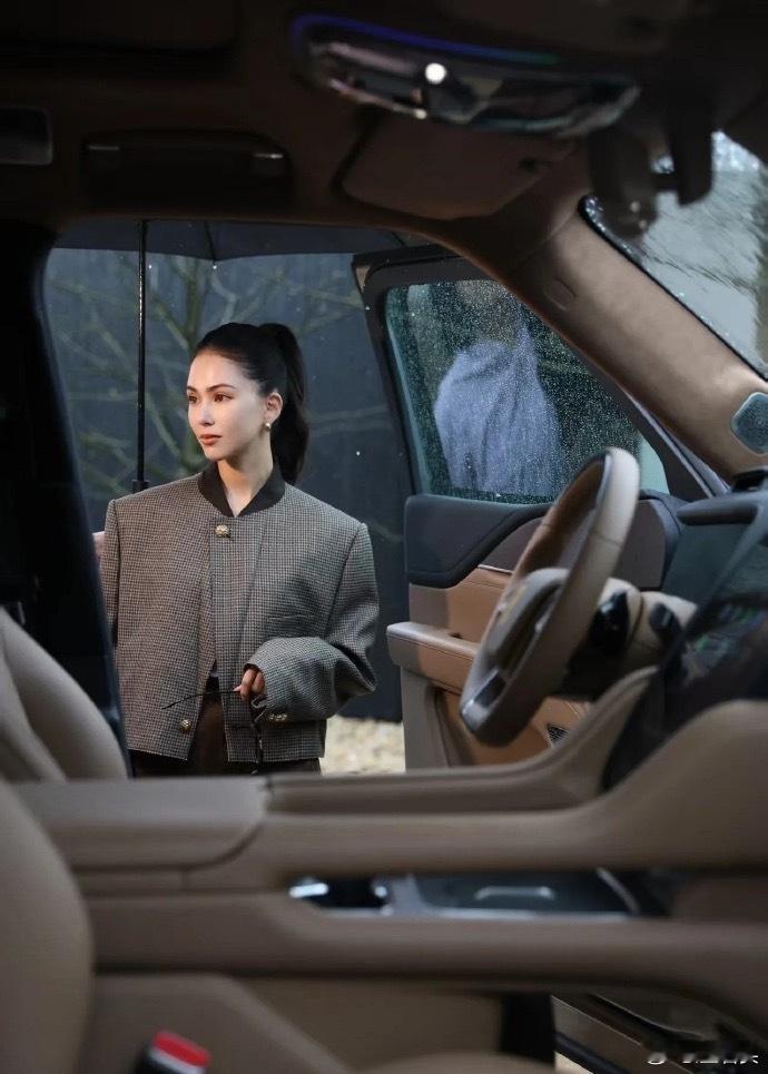 昆凌在杭州被拍到驾驶仰望U8L，仰望找了周杰伦老婆昆凌看样子马上要官宣了？仰望U