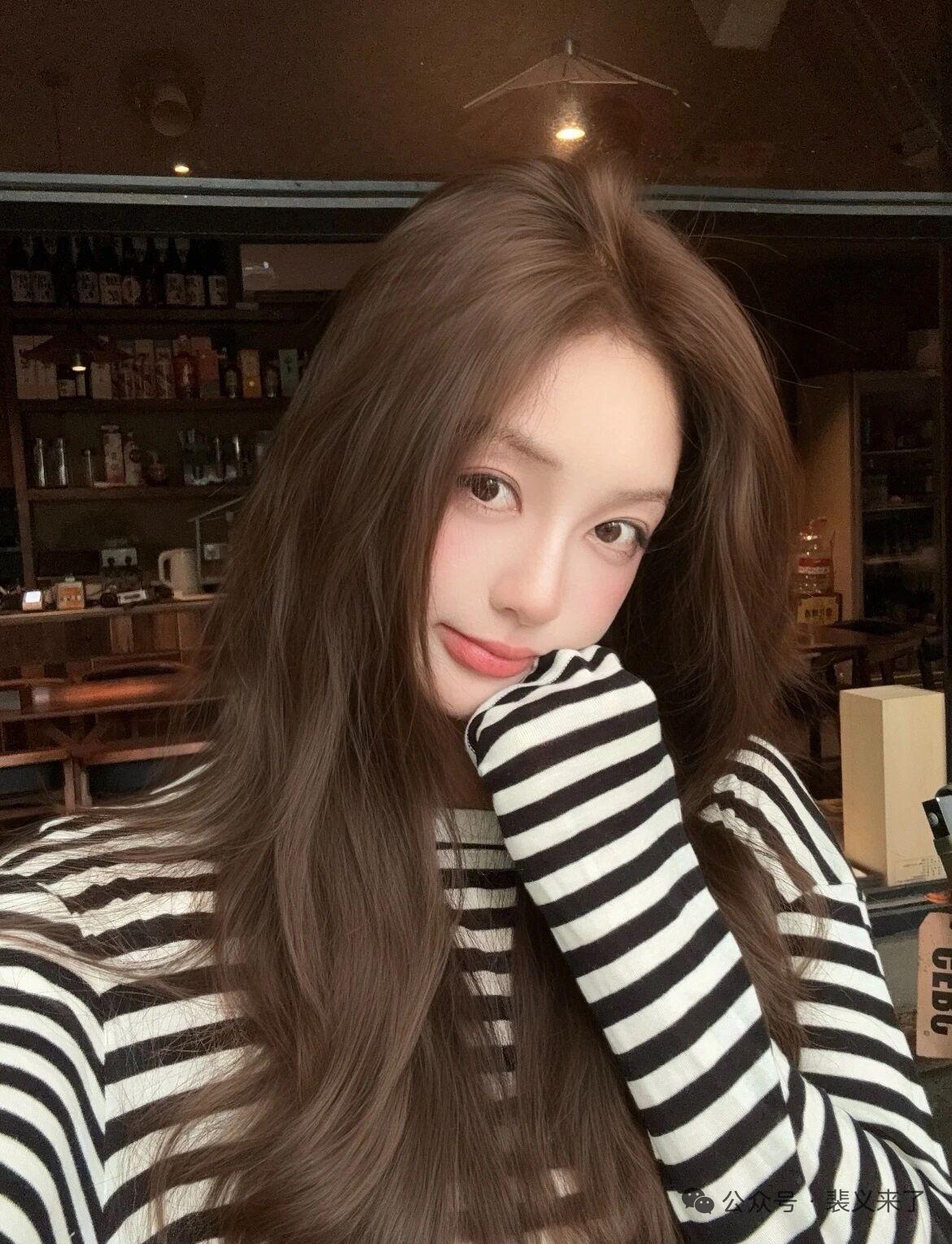 元气少女在咖啡馆的自拍时刻📸赵露思同款发色分享唯美的美照