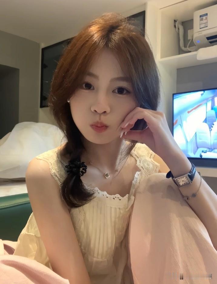 一个人是如何被逼疯的
1、事件
所发生的事与个人有关联，比如不熟悉的声音，以为背