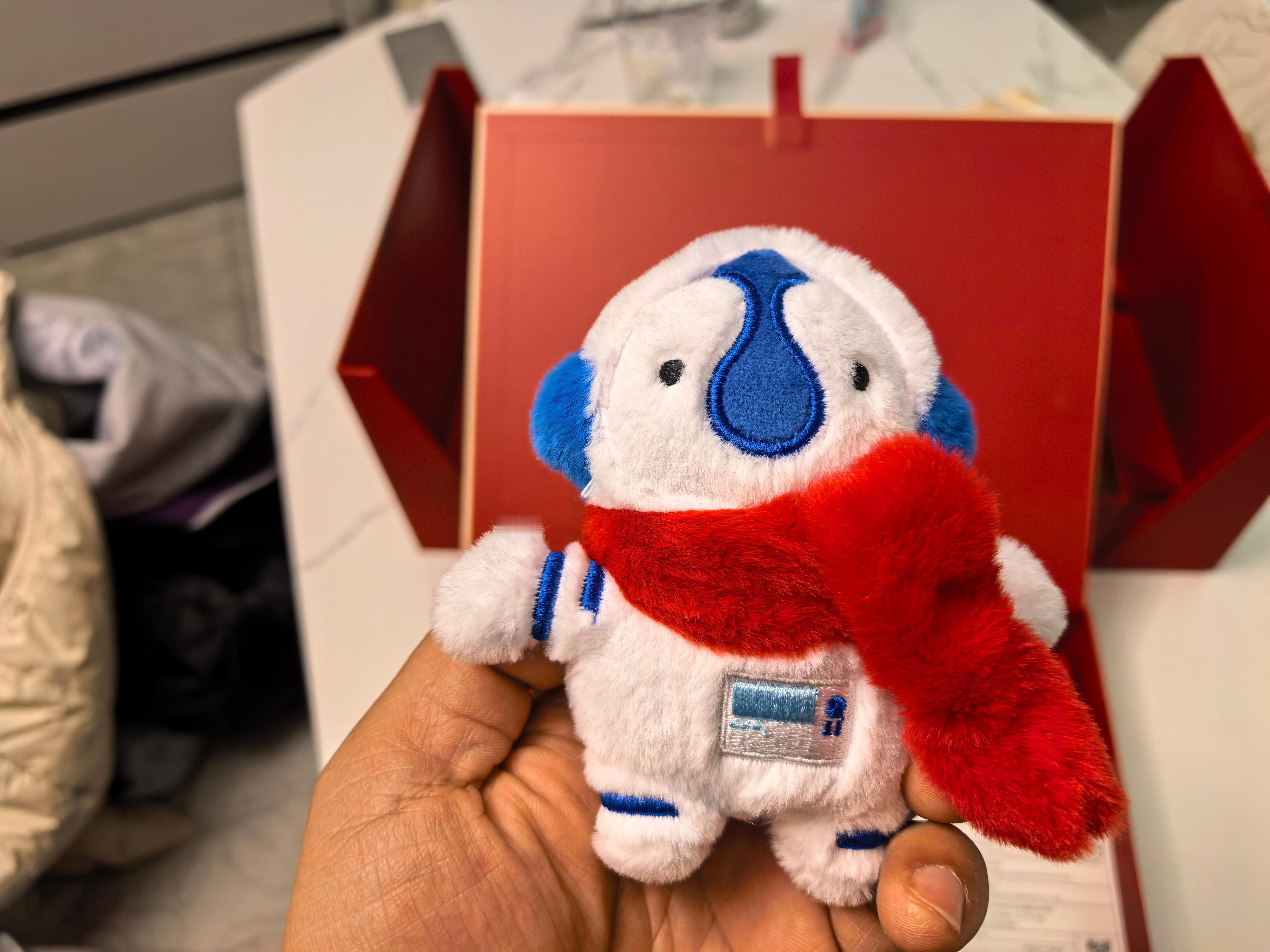 收到了腾势汽车的新年大礼包，厚厚一沓红包，祝福大家新的一年腾势而起新年大礼包比亚