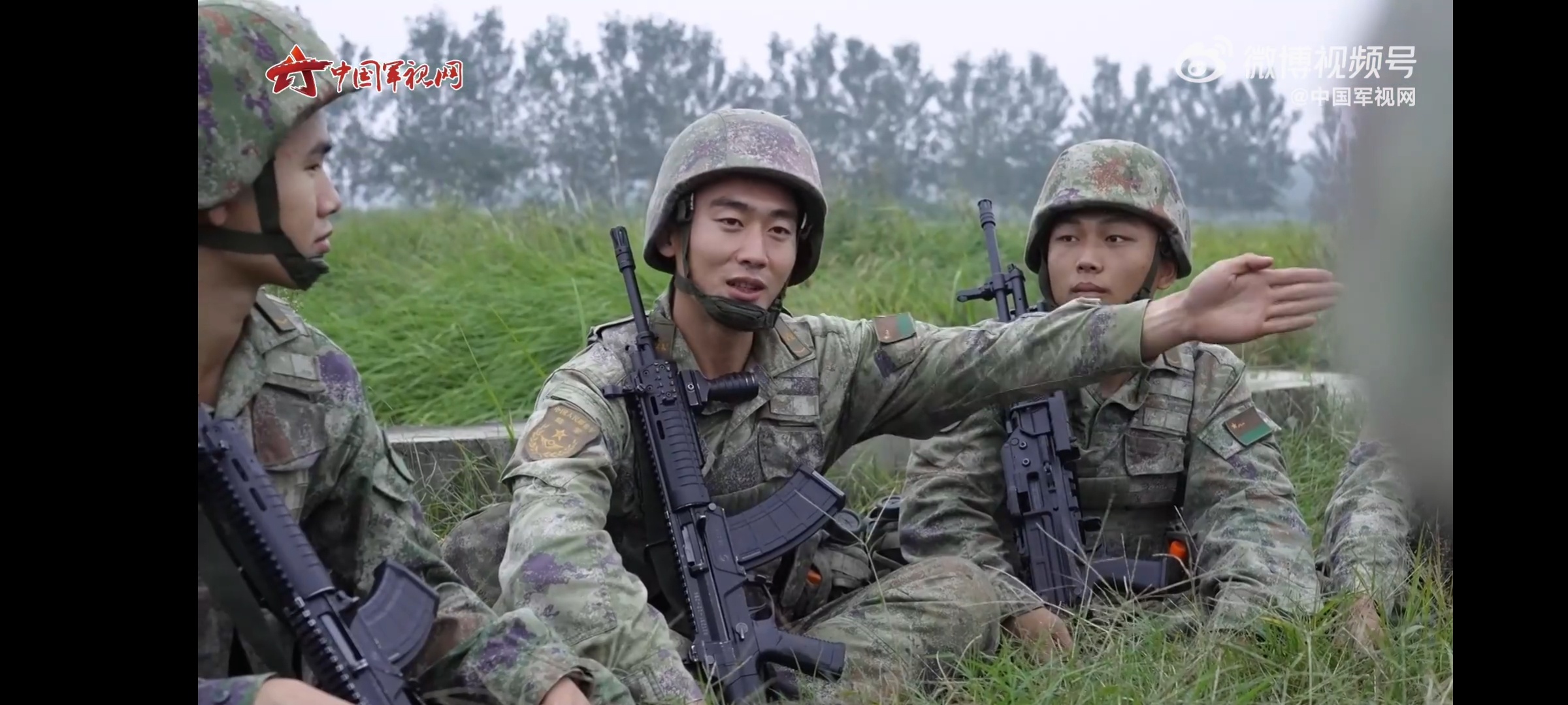 这位佬的QBZ191六点钟方向皮轨看上去是一整段的长皮轨。 ​​​