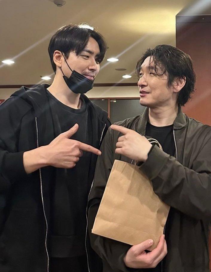 #曹承佑李浚赫新合影# 曹承佑李浚赫新合影，看起来关系很好哇，看过《秘密森林》的