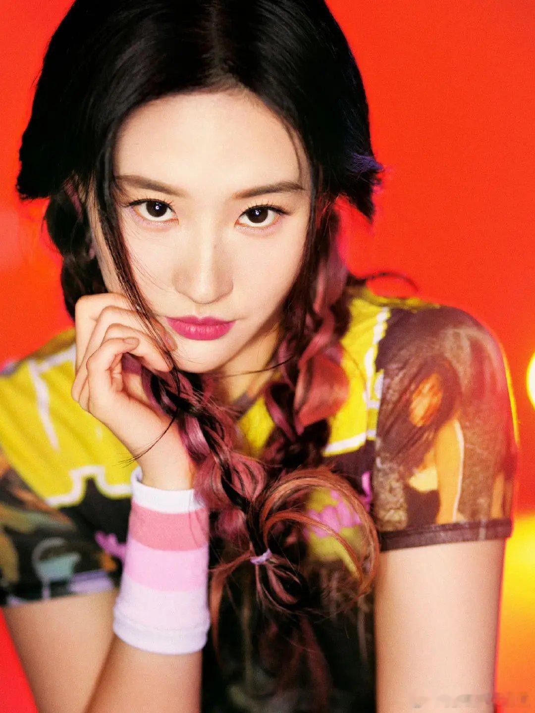 本来以为这是刘亦菲18岁的写真，没有想到人家这是个30多岁拍的 ​​​