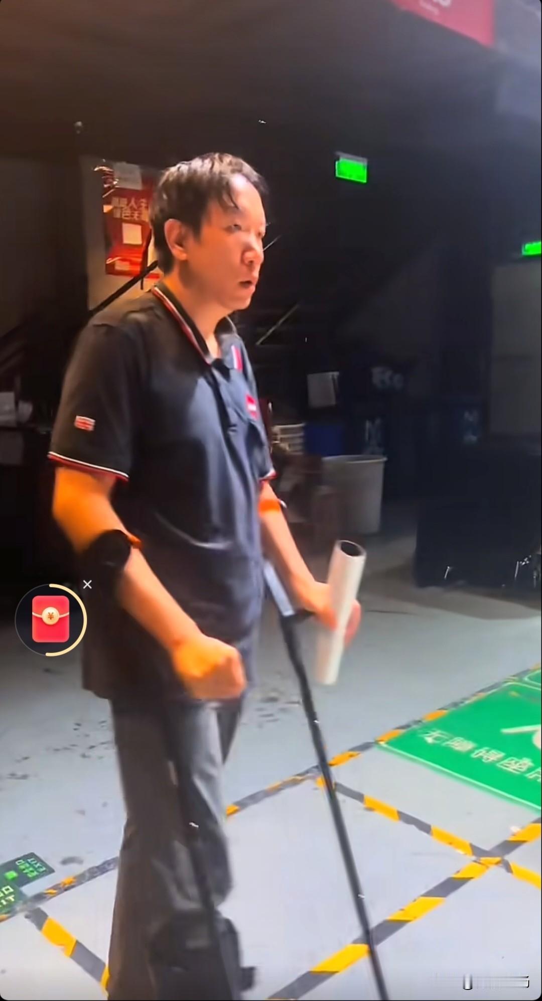 庞麦郎巡演现场来了位特殊粉丝，拄着拐杖专程来支持。老庞二话不说，直接掏出个大红包