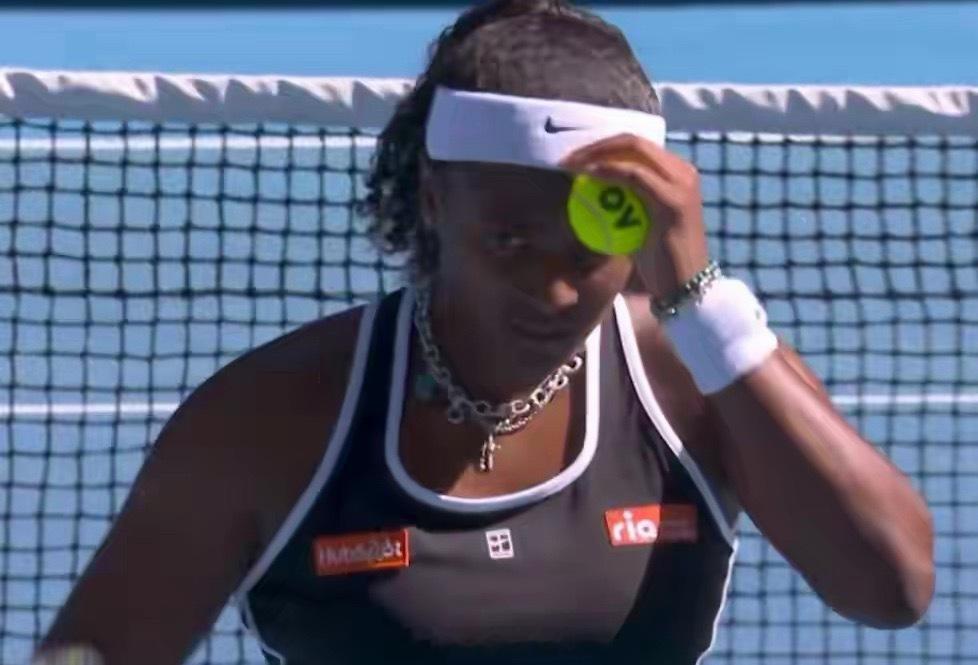 2026澳网女单第三轮，高芙在美网德比中先丢一盘，后轰6-0送蛋并拿下决胜盘，2