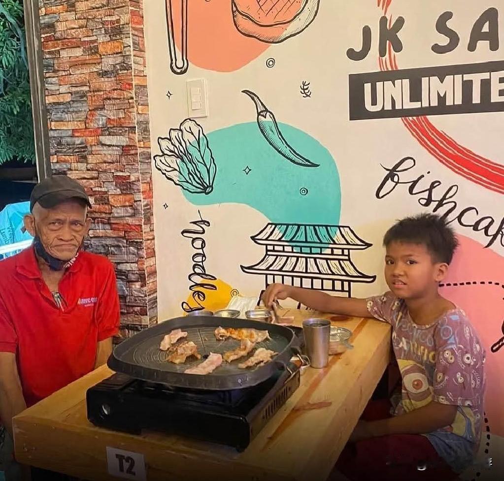 在菲律宾，一位名叫乔舒亚的小男孩决定存下3美元，以实现他最大的心愿：邀请他的爷爷