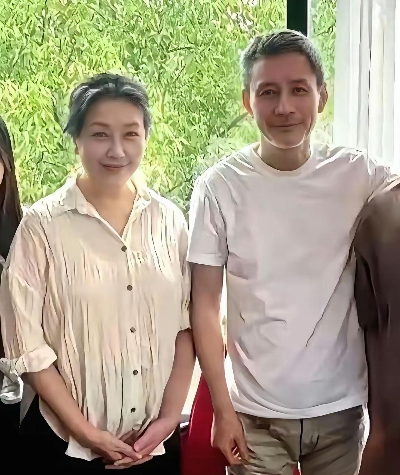 褪去明星身上精致的妆容与华丽穿搭，江珊夫妇这组近距离同框照，瞬间打破了大众对艺人