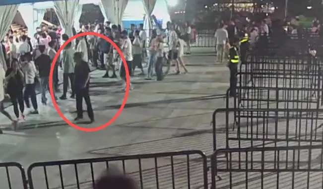 #黄牛强推无票歌迷过检票闸机被拘#【一黄牛强推无票歌迷过周杰伦演唱会检票闸机，被