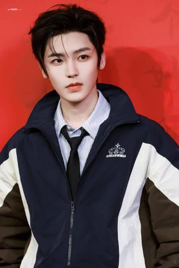 侯明昊直播 侯明昊和粉丝连麦时温柔到骨子里！认真听每个问题还重复确认，遇到搞笑回