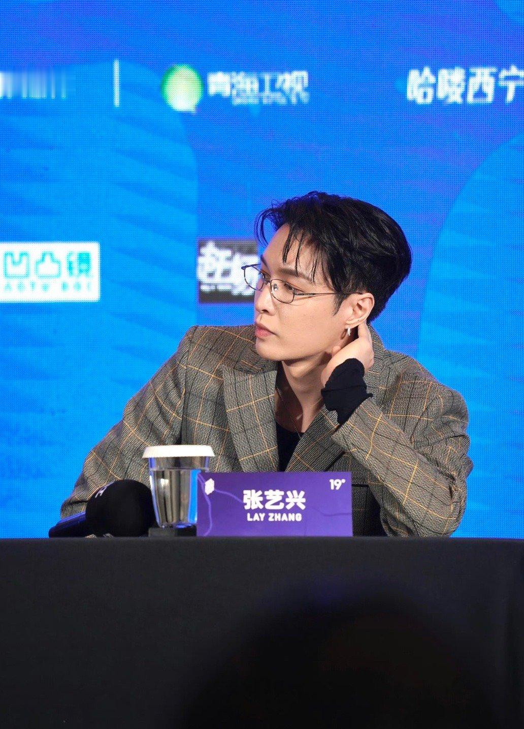 张艺兴First电影市场媒体见面会生图状态主理人状态太好喽[拜托] ​​​
