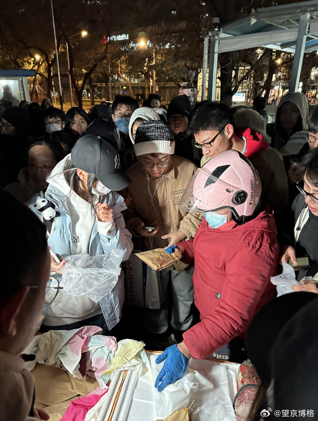 最近鹅腿阿姨的瓜刷满全网，昔日网红摊翻车，16元所谓鹅腿竟是变质鸭腿，实在唏嘘。