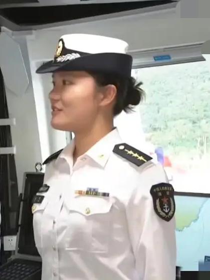 惊爆！

福建舰上，引导舰载机精准着舰的竟是一位学电磁弹射专业的小姑娘！

这可