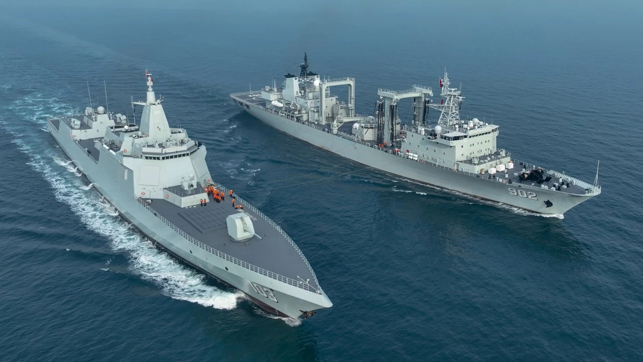 903A东平湖舰训练图集为055鞍山舰横向补给、直-8JH起降、单30炮射击等 