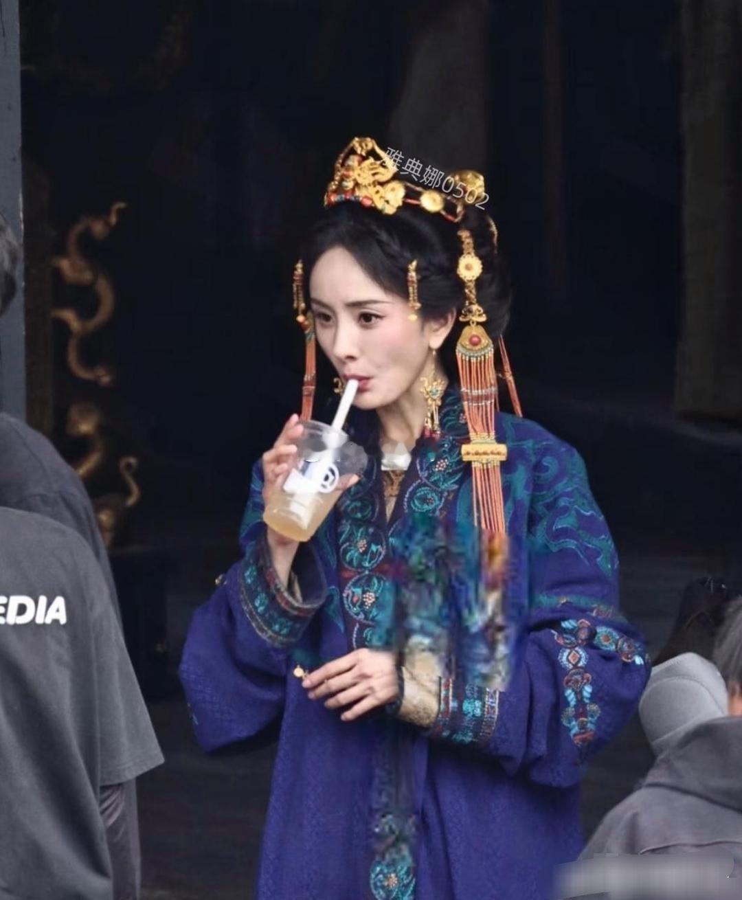 杨幂新剧瘦得都嗦腮了，虽然瘦了显得凌厉霸气，但年龄感也上来了 