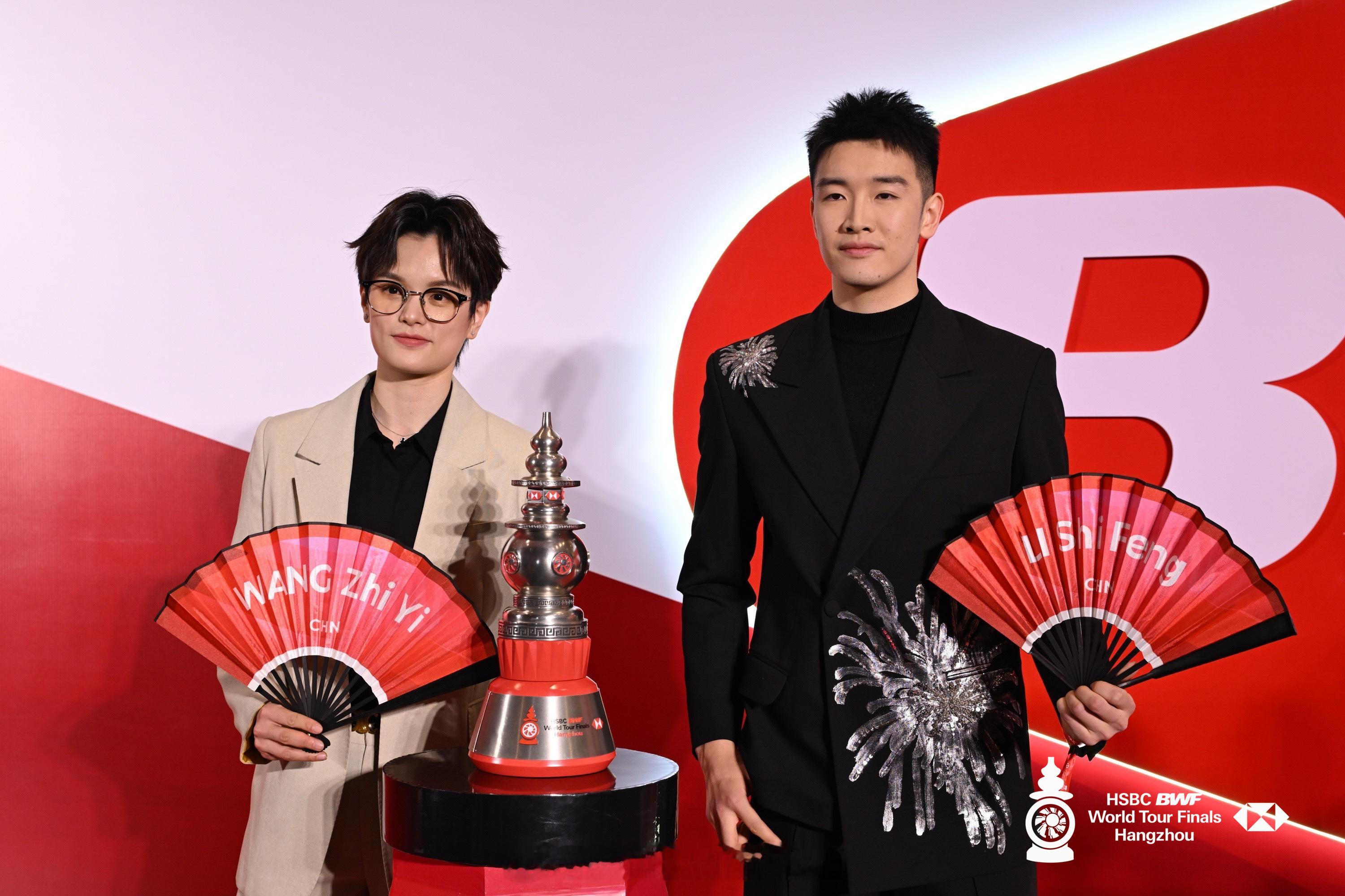 人手一把扇子🪭帅就完事了！图源：官方赛事组委会羽联总决赛颁奖典礼2025年世界