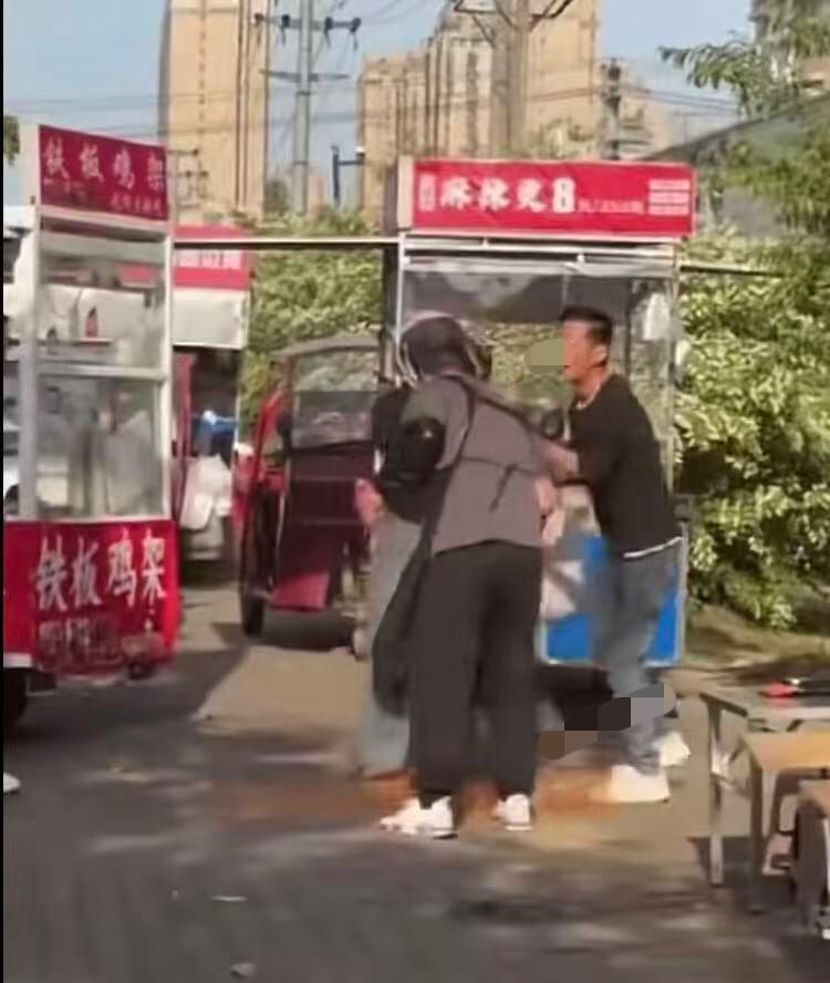 内裤套头，据说和解了，而且还是皆大欢喜那种！

5月13日，安徽淮南，夜市宵夜档