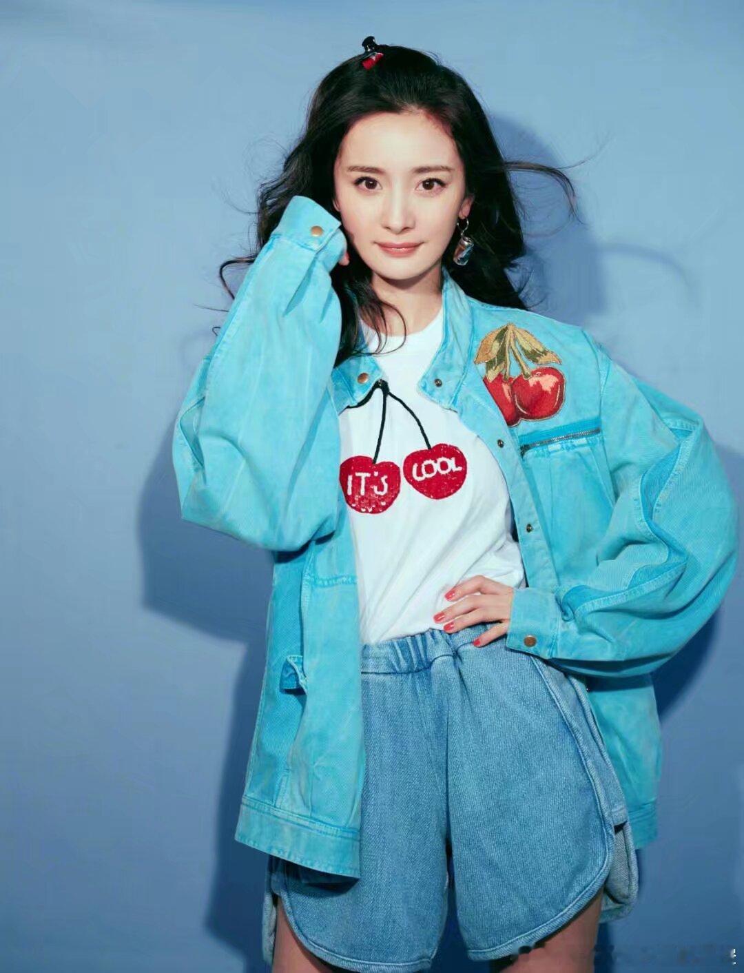 杨幂  🦊杨幂prada品牌代言人 顺便，希望面包和玫瑰，和所有你本应该得到的