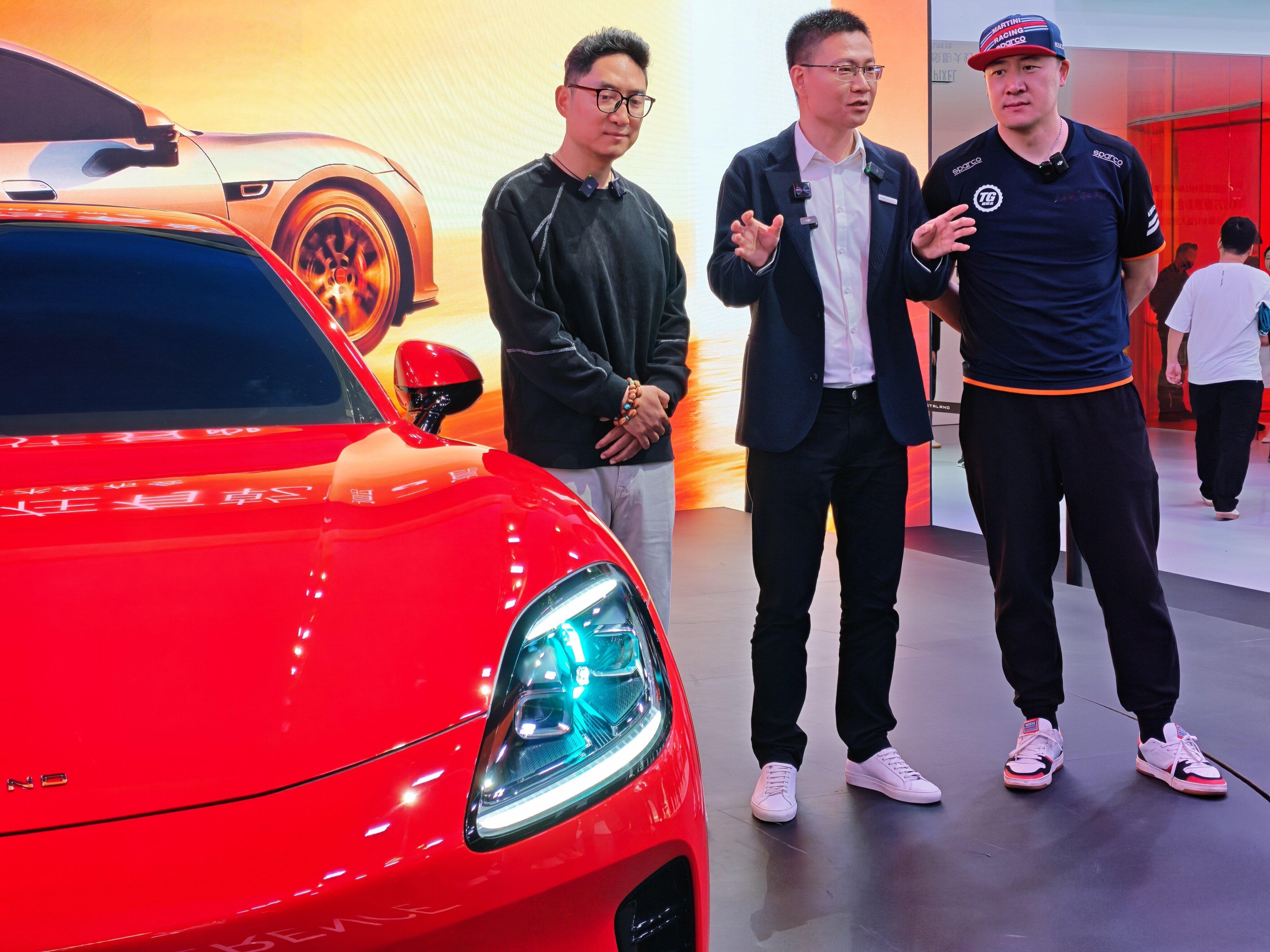 当下的华系车跟神仙打架一样卷，但启境GT7偏偏拿了个“不甘平凡”的剧本。定睛一看