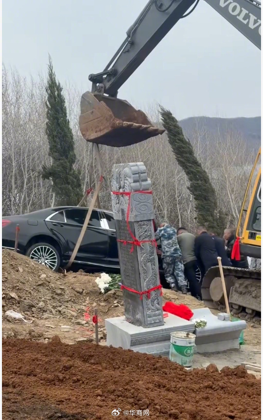 【#民政局回应用真奔驰车陪葬#】#律师称用真车当陪葬品涉违法# 近日，一则关于“