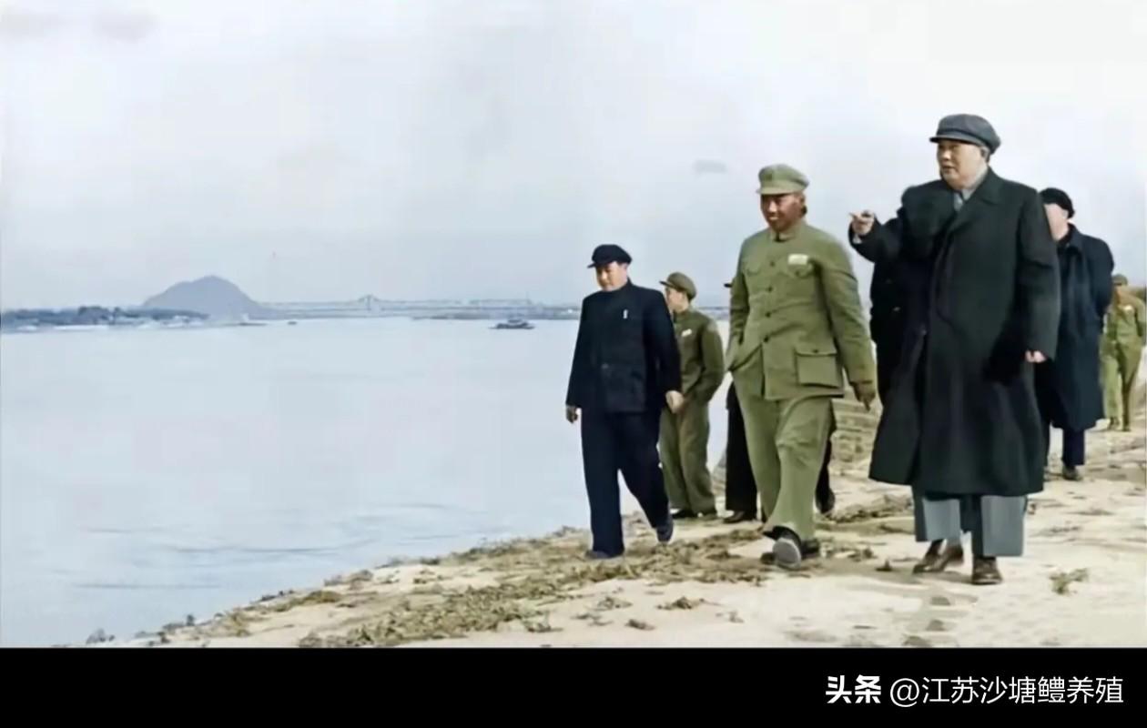 走遍千山，
踏遍万水！
不忘初心，
牢记使命。
不辞辛劳，
心系人民！

颂万里