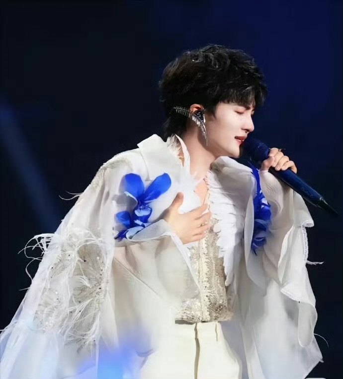 周深预告新歌首秀舞台周深略微一预告粉丝被吊成翘嘴周深发歌速度太惊人，新合作新歌首