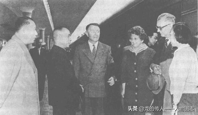 1959年伍修权(左一)陪同李富春(左二)欢迎卢森堡代表