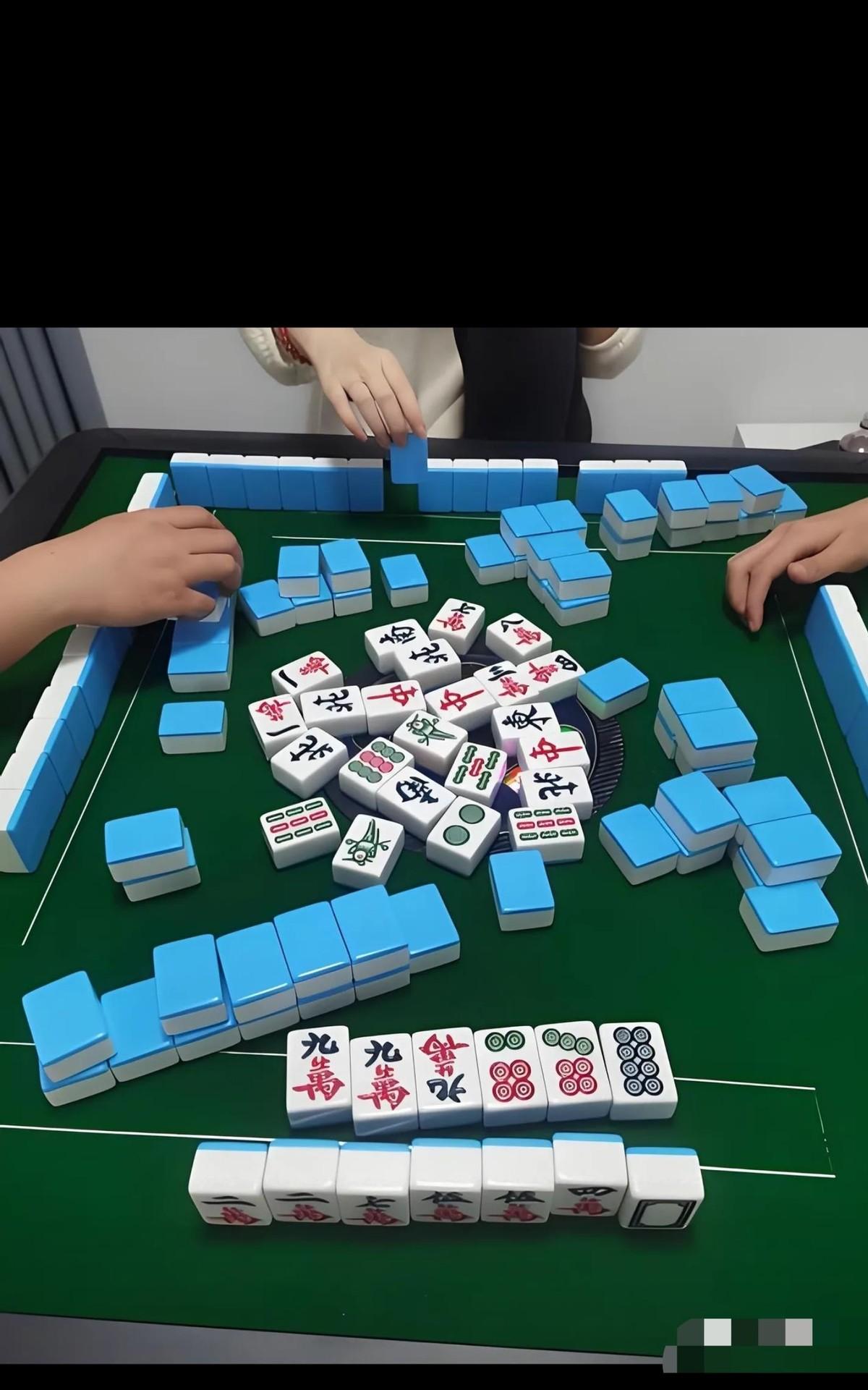 5月5日报道，广东清远，男子在棋牌室打麻将，他觉得不舒服，起身去外面透气，刚到门