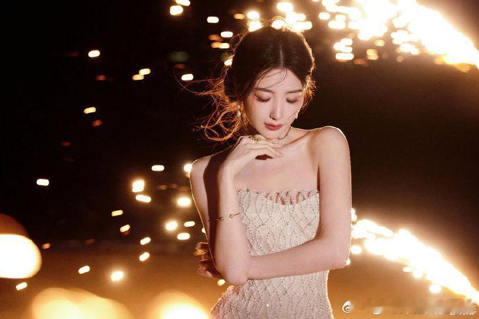 毛晓彤夜景烟花氛围大片毛晓彤预制出发图毛晓彤星光大赏没约到摄影师这氛围感直接封神