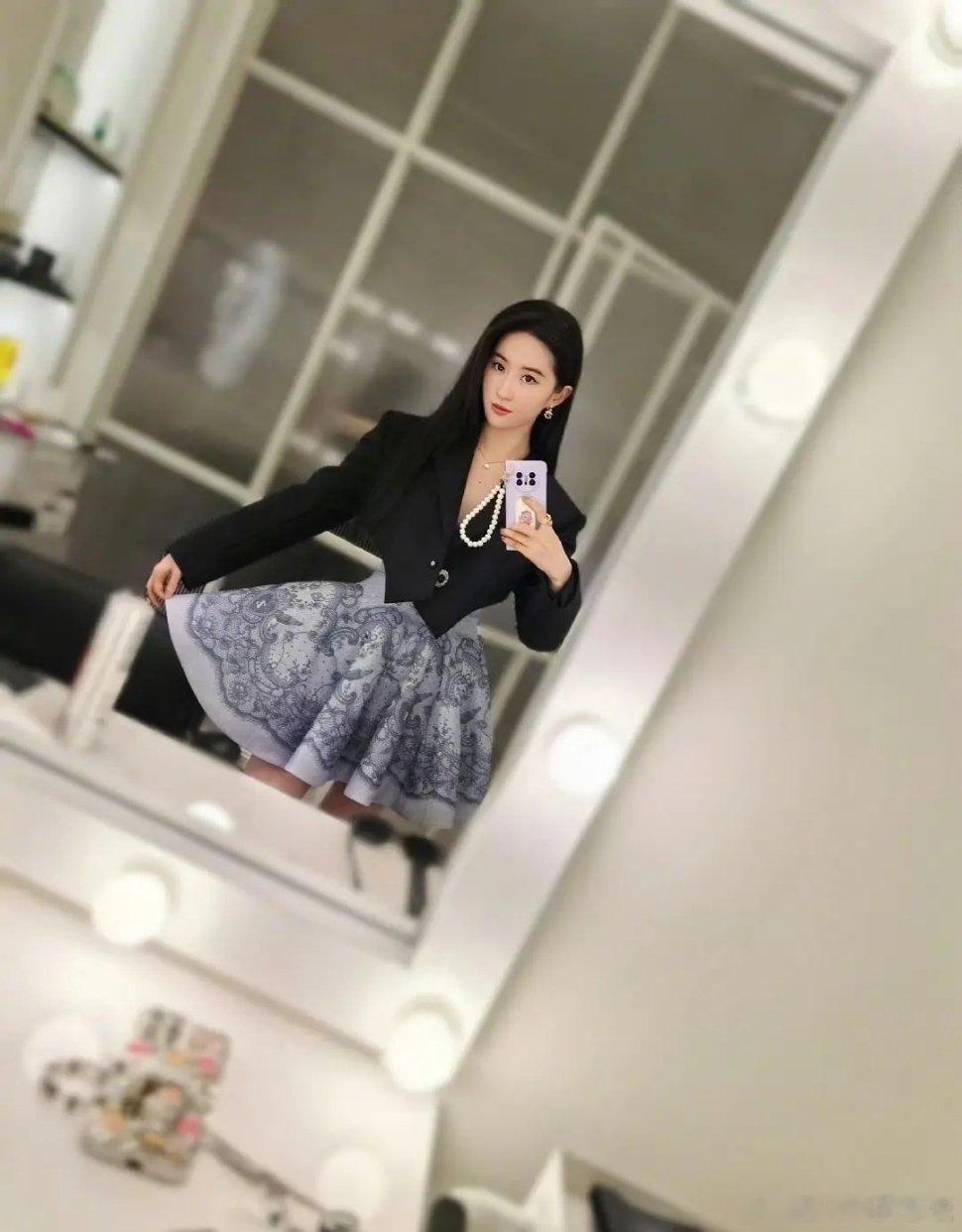 刘亦菲这是为了迎合大众审美瘦了吗？小v脸A4腰 ​​​