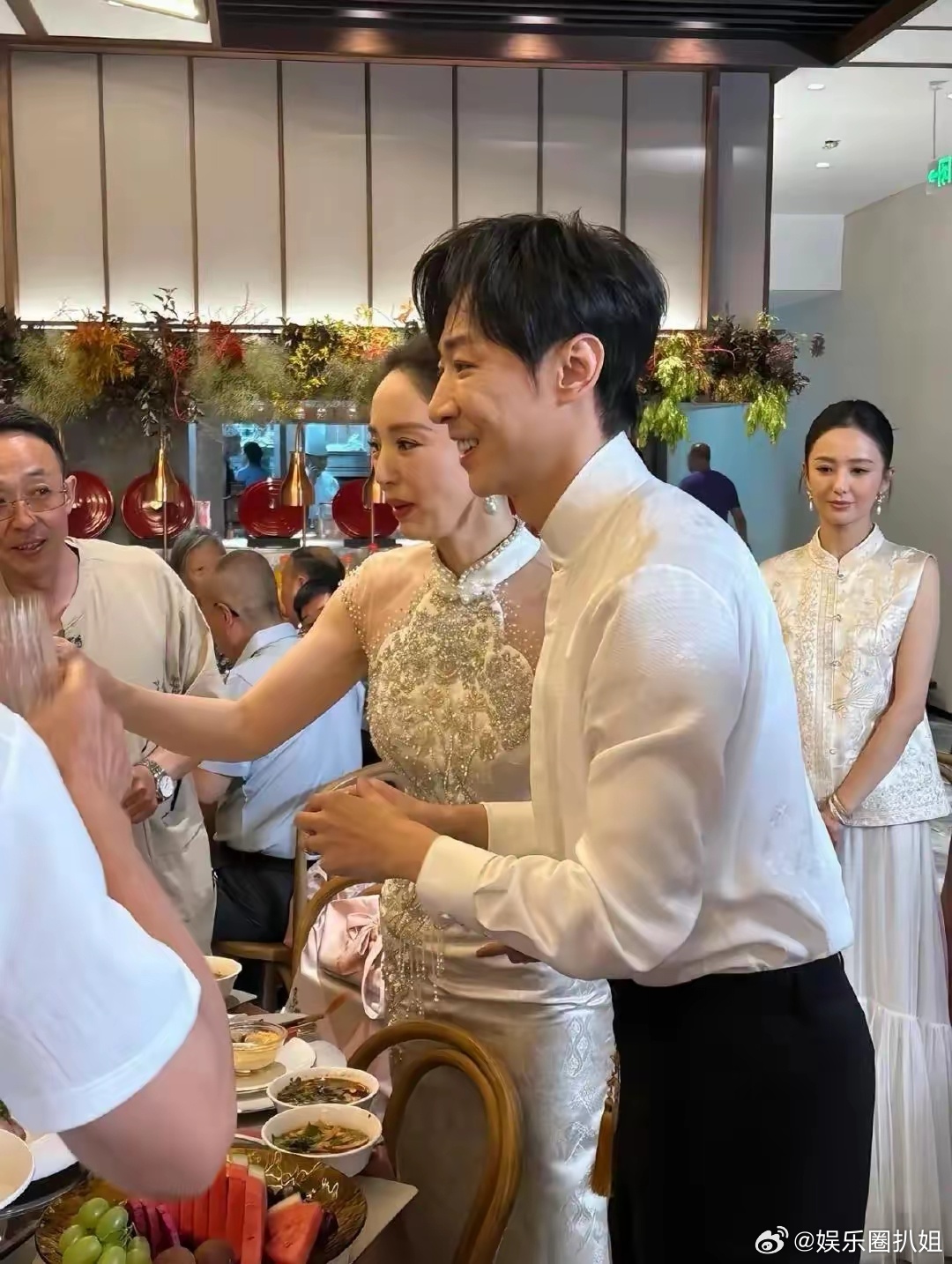 董璇伴娘团有佟丽娅董璇、张维伊婚礼现场，​婚宴现场选在了男方的老家山西大同举办，