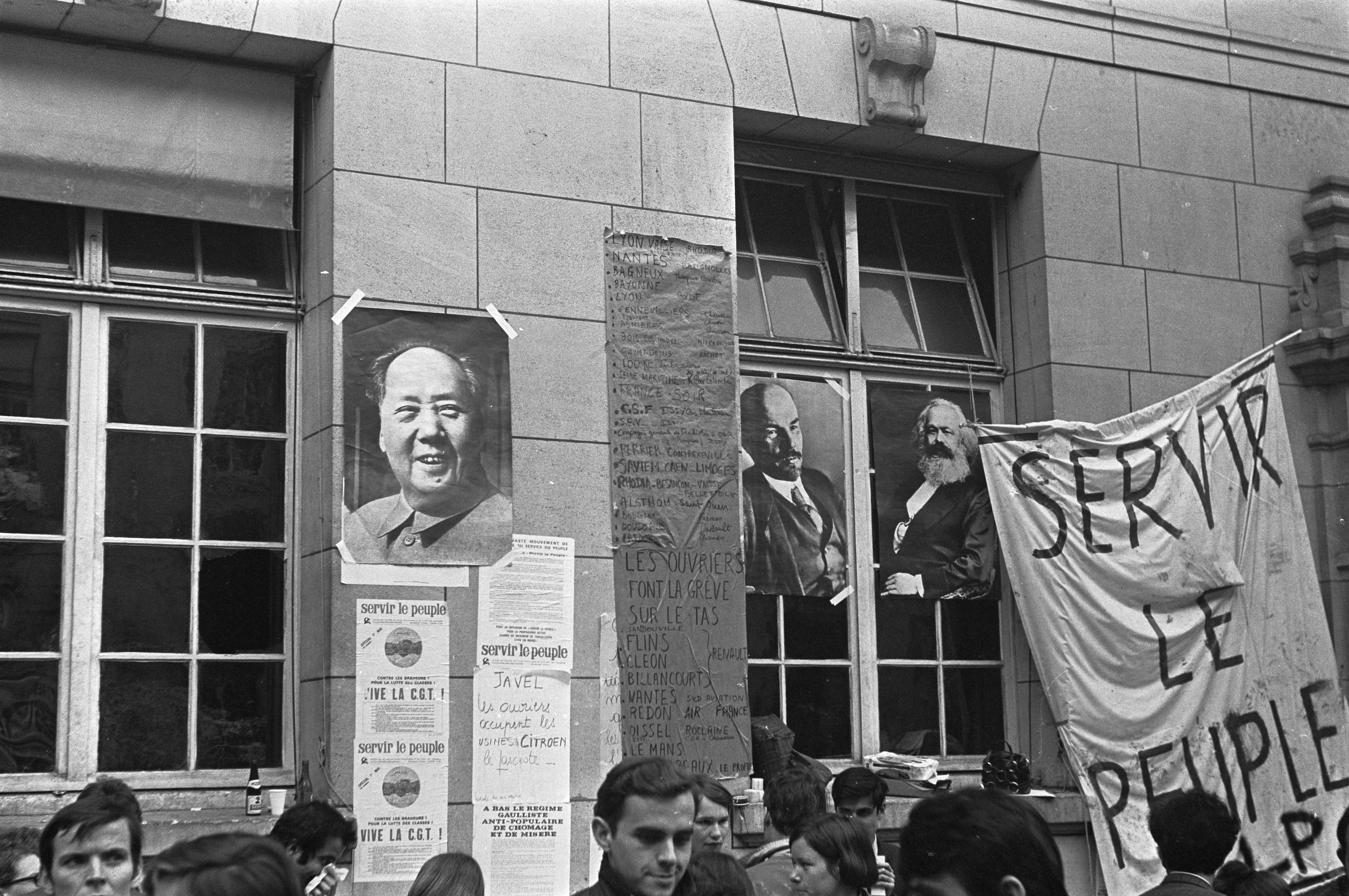 1968年5月3日，法国首都巴黎的警察包围并逮捕聚集在索邦神学院的示威学生，五月
